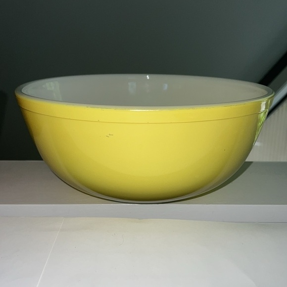 Set of Two Pyrex 4Q Primary Yellow and Flameglo Bowls - Picture 4 of 9
